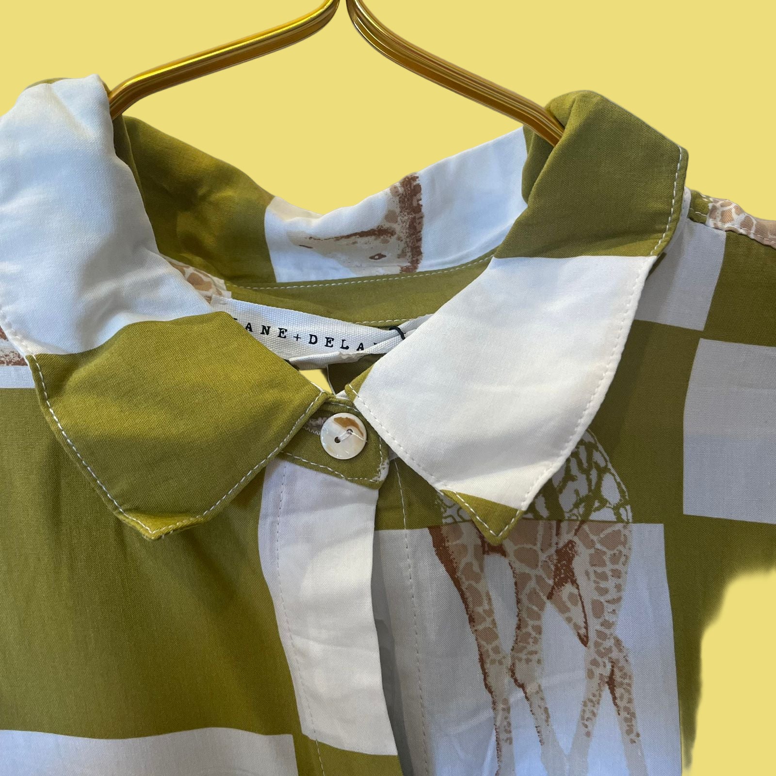 BLUSA ESTILO CAMISA ESTAMPADA JANE+DELANEY