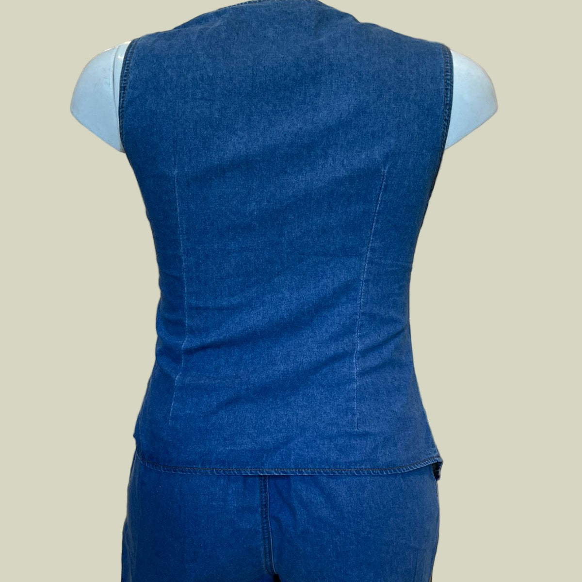 CONJUNTO COLETE/SHORT JEANS