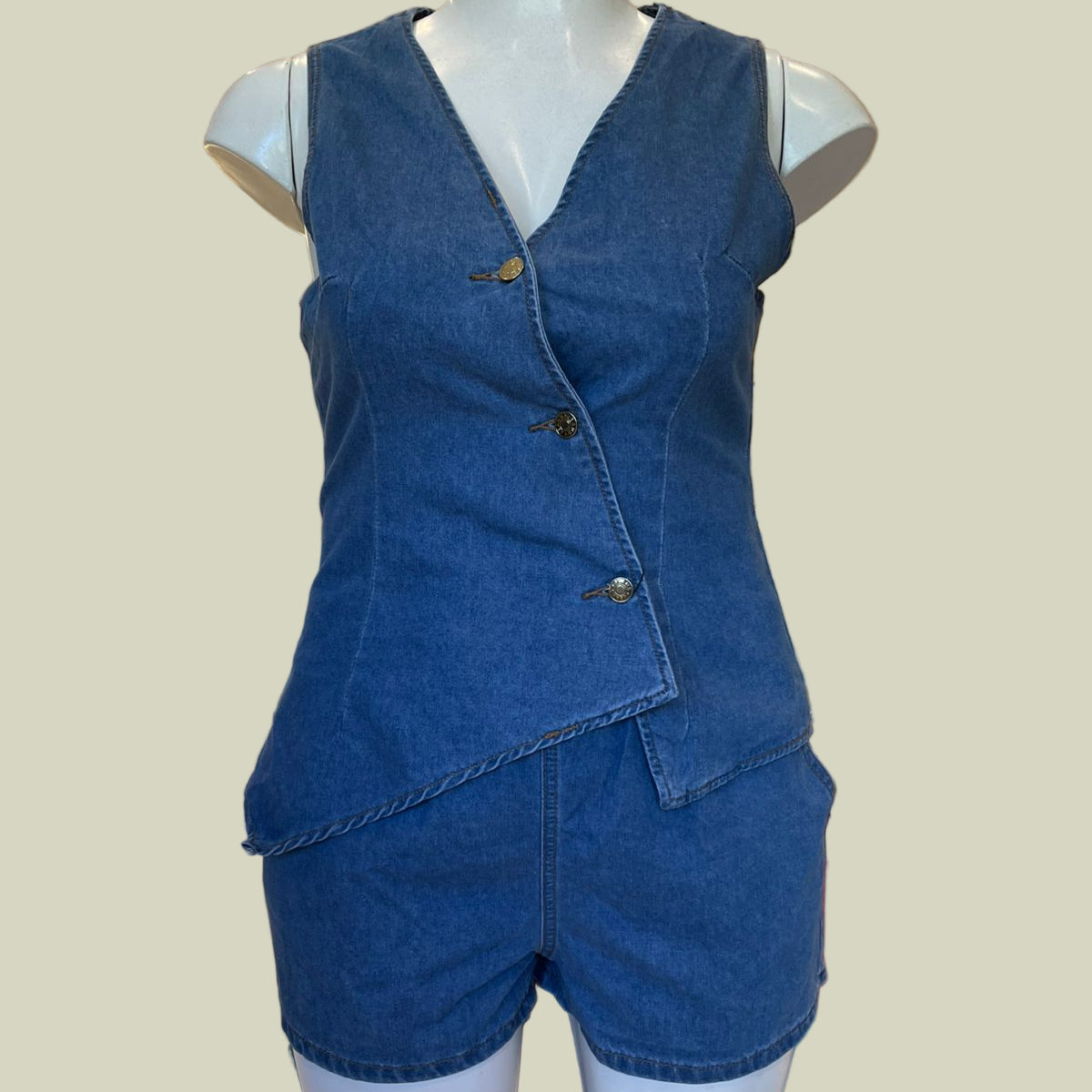 CONJUNTO COLETE/SHORT JEANS