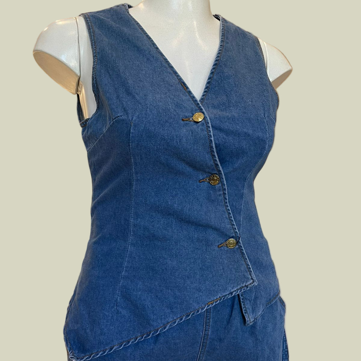 CONJUNTO COLETE/SHORT JEANS